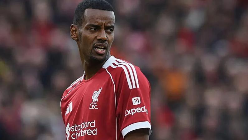 Alexander Isak regressa aos treinos do Liverpool após três meses de recuperação