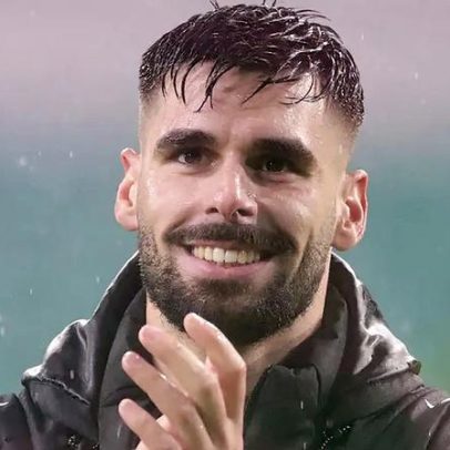 Golo acrobático de Cláudio Braga dá virada ao Hearts