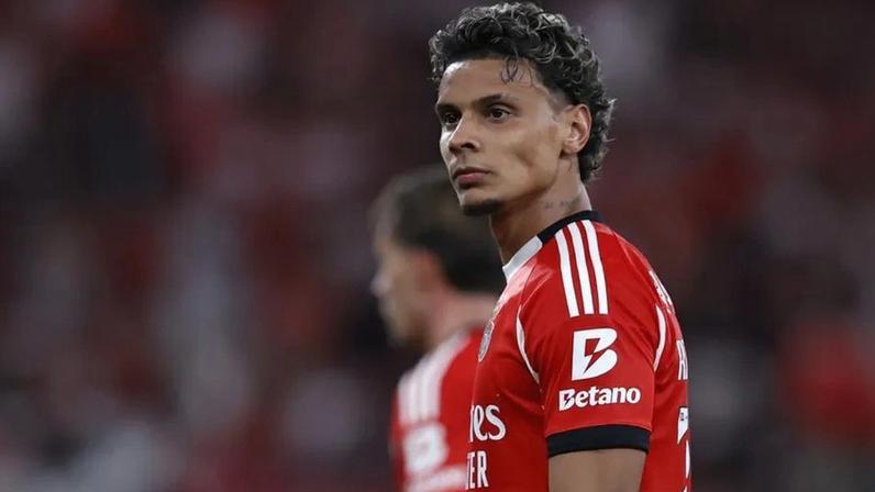 Richard Ríos, médio do Benfica, associado ao Manchester United