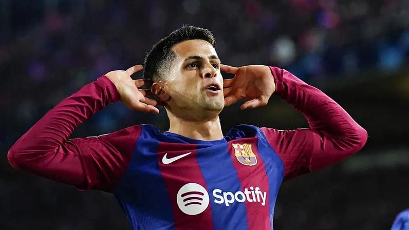 Cancelo mostra bom momento no Barcelona e desmente que estava acabado