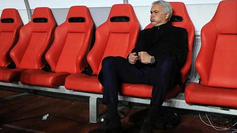 Mourinho no banco no Benfica-Sp. Braga
