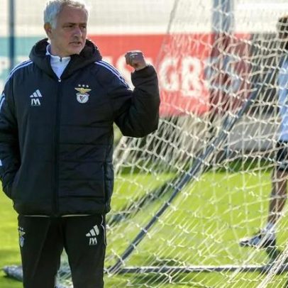 Mourinho inicia preparação com o grupo completo para o jogo diante do Casa Pia