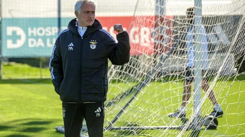 Mourinho inicia preparação com o grupo completo para o jogo diante do Casa Pia