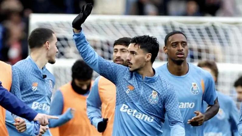Jogadores do FC Porto em treino no relvado