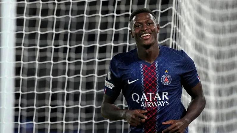 Nuno Mendes regressa aos convocados do PSG