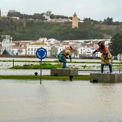 Fundação Benfica entrega mobiliário às vítimas de mau tempo em Alcácer do Sal