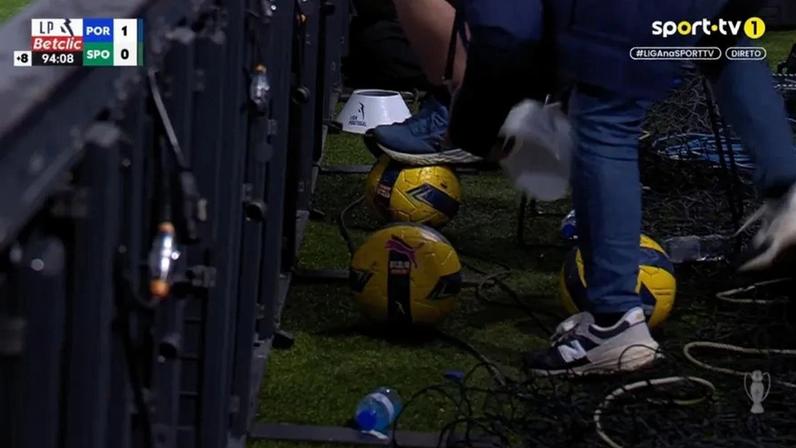 Apanha-bolas do FC Porto 'esconderam' bolas nos minutos finais do clássico para atrasar reatamento do jogo