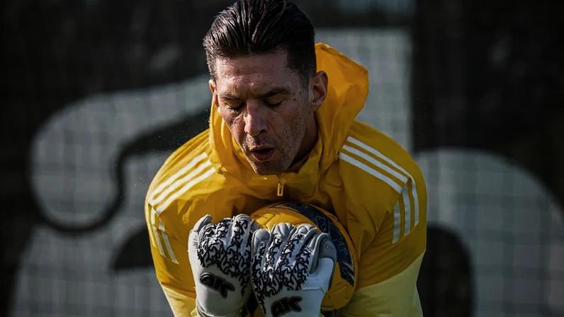 Miszta foi titular contra o AVS SAD