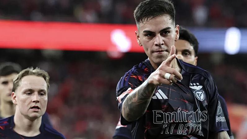 Enzo Barrenechea festeja golo frente ao AVS SAD