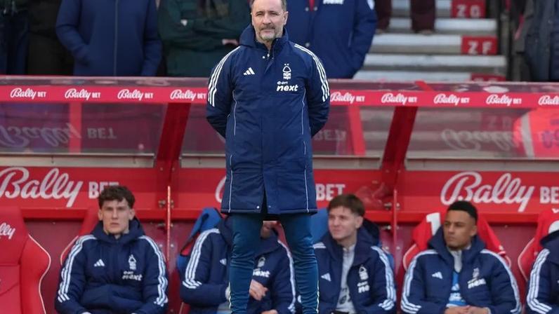 Vítor Pereira no banco do Nottingham Forest