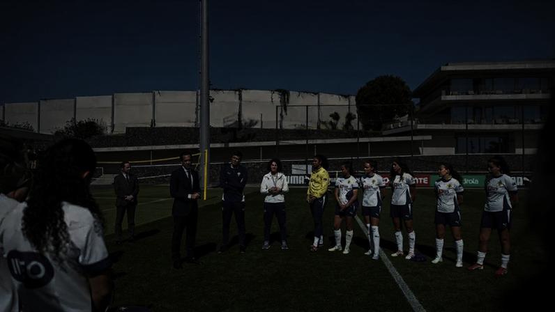 Pedro Proença encontra-se com a seleção feminina no relvado
