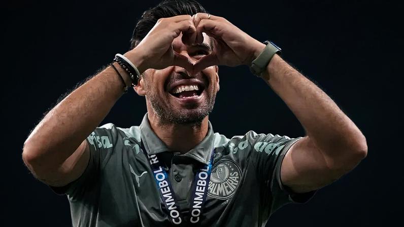 Abel Ferreira tem motivos para sorrir dentro das quatro linhas