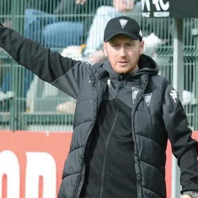 Ian Cathro propõe travar a brincadeira do guarda-redes ao chão