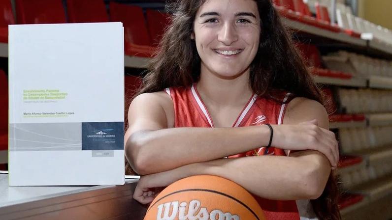 Jogadora do CAB Madeira exibe a tese de Mestrado