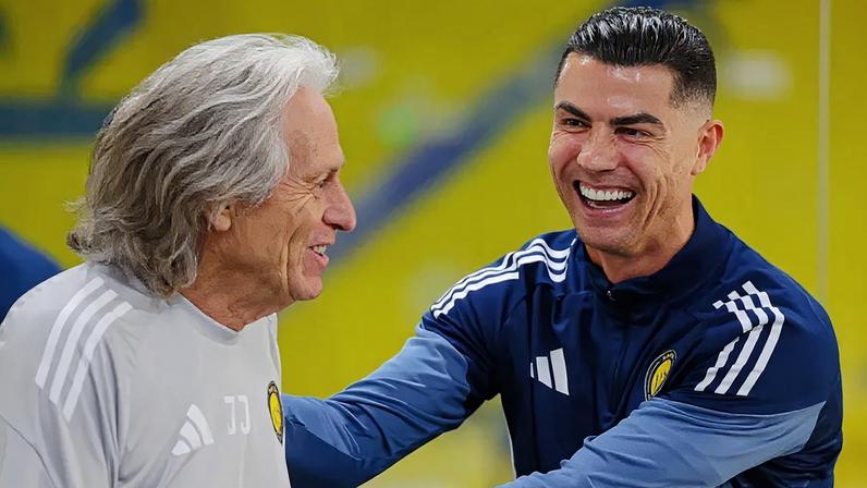 Cristiano Ronaldo e Jorge Jesus em momento descontraído no ginásio do Al Nassr