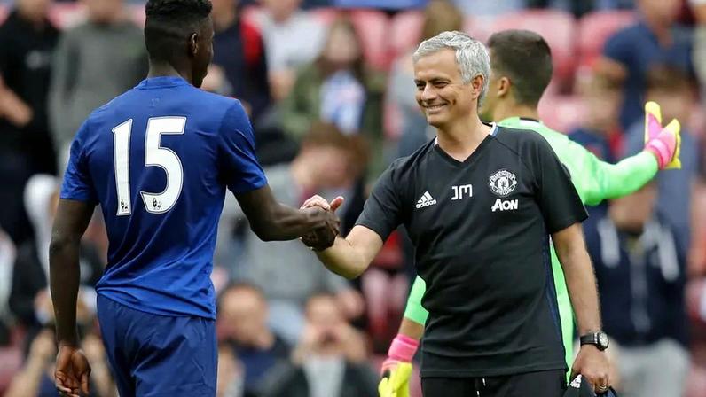 Mourinho cumprimenta Tuanzebe