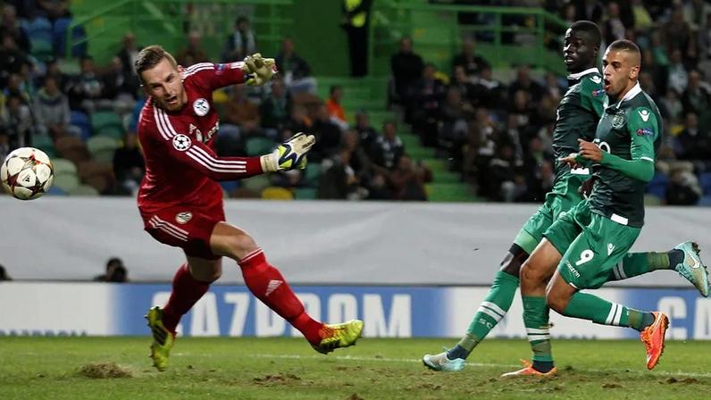 Ralf Fahrmann ao serviço pelo Schalke 04 num jogo da Liga dos Campeões frente ao Sporting