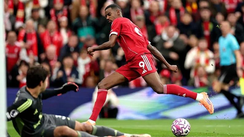 Isak remata para a baliza num jogo de futebol