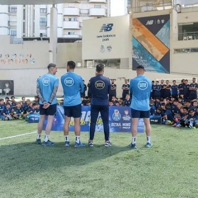 Guarda-redes do FC Porto conviveram com crianças no New Balance Park
