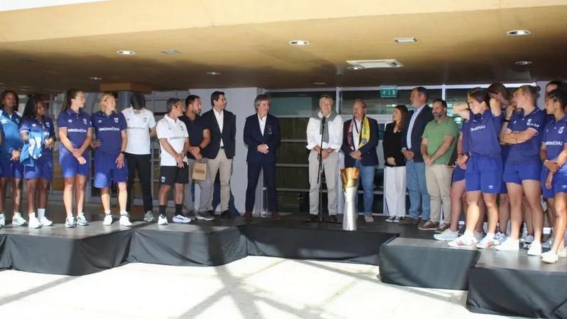 Equipa feminina do Torreense com a taça da liga no museu do clube