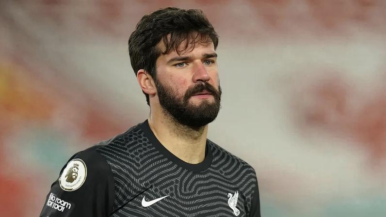 Slot confirma lesão de Alisson e guarda-redes arrisca época