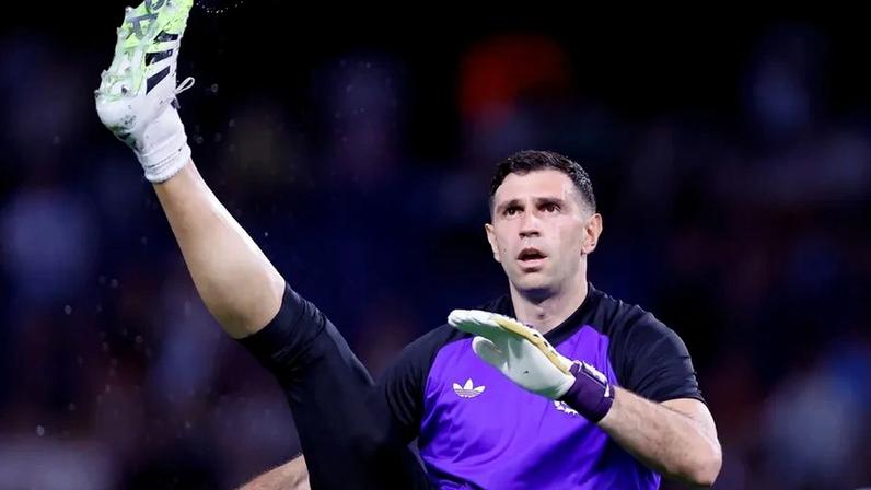 Emiliano Martínez aquece antes da partida