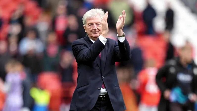 Roy Hodgson vence primeiro jogo no "regresso a casa" ao Bristol City