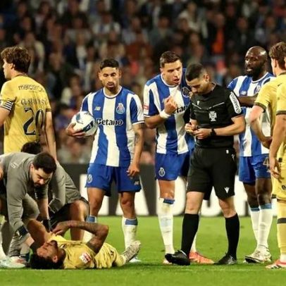 Penálti de Zaidu a favor do Santa Clara antes do golo anulado