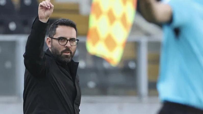 Gonçalo Feio na estreia pelo Tondela, após experiências na Polónia