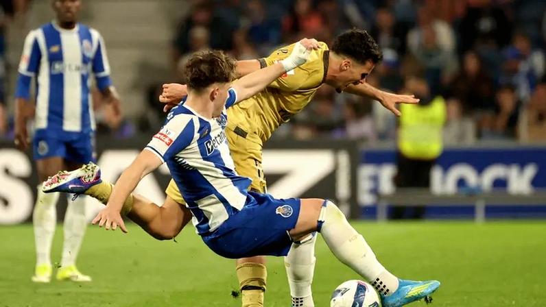 Bola disputada durante a receção dos dragões ao Famalicão