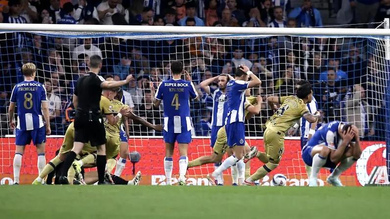 A reação dos adeptos do FC Porto ao empate com o Famalicão