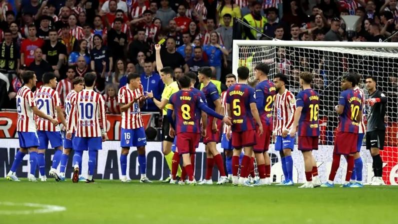 Duelo entre At. Madrid e Barcelona ficou marcado por muita polémica