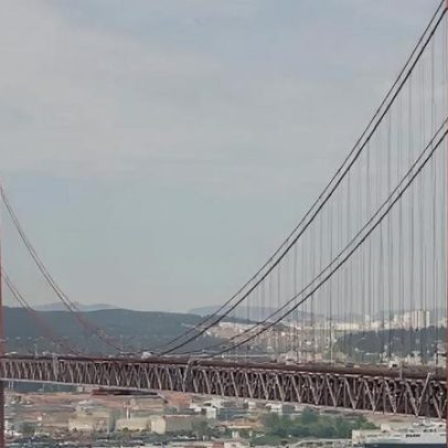 Acidente com oito viaturas condiciona a Ponte 25 de Abril e provoca filas