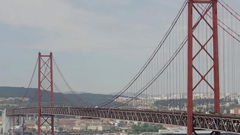 Acidente com oito viaturas condiciona a Ponte 25 de Abril e provoca filas