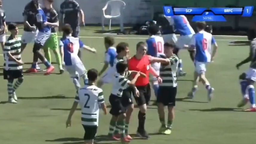 Jogadores dos sub-15 do Sporting empurram árbitro após derrota na final da Iber Cup