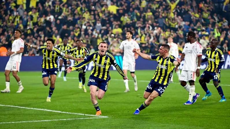 Kerem Aktürkoglu festeja golo marcado ao Besiktas