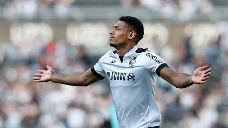 Gustavo Silva marca e ganha destaque no ataque