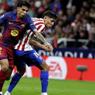 Hansi Flick deixa futuro de João Cancelo em aberto