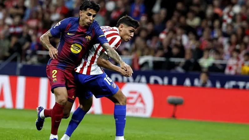 Hansi Flick deixa futuro de João Cancelo em aberto