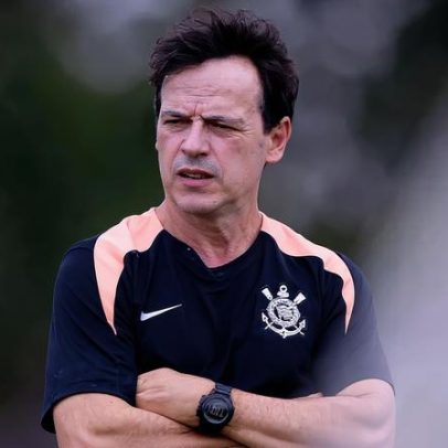 Fernando Diniz chega para tentar acalmar incêndio no Corinthians