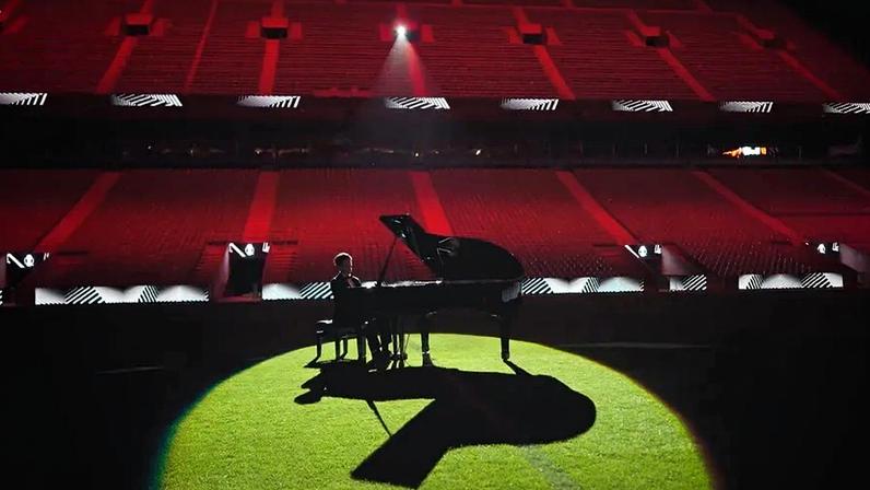 Jovem bracarense ao piano: Braga lança vídeo com momentos na Liga Europa