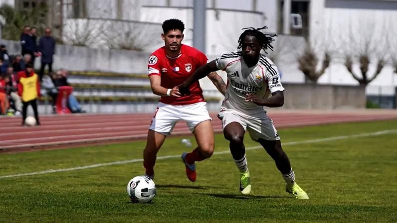 Benfica vence Santa Clara 3-2 com golo nos descontos
