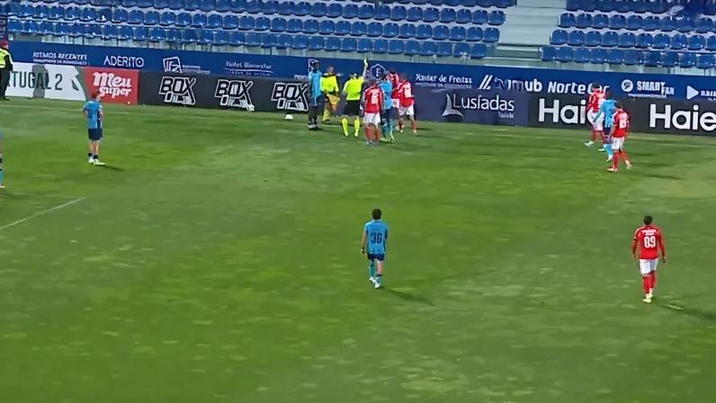 Vizela-Benfica B: Daniel Banjaqui ouviu insultos das bancadas, reagiu e instalou-se a confusão