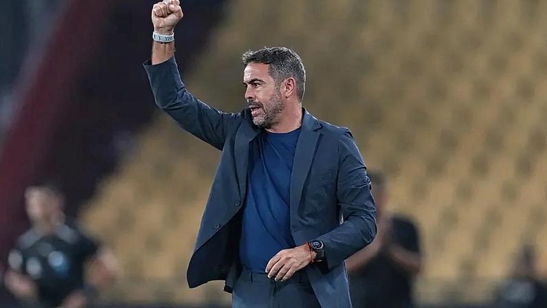 Artur Jorge festeja junto ao banco do Cruzeiro