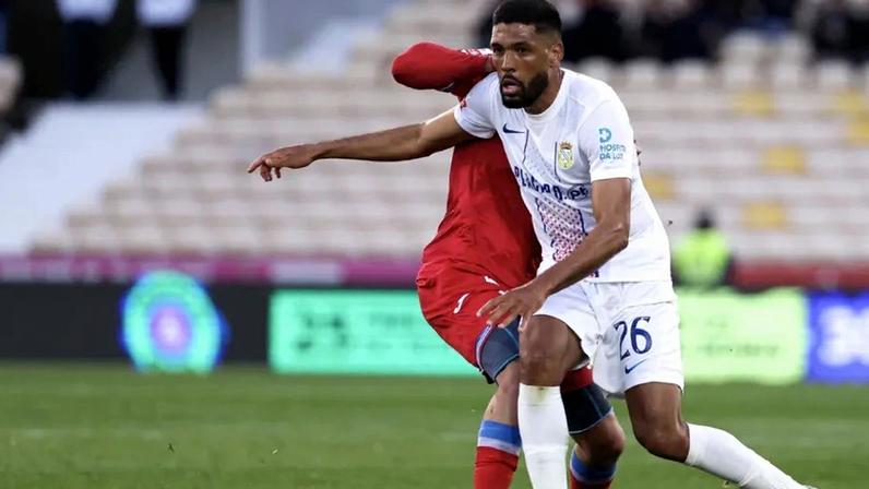 Rhaldney firma-se como titular no meio-campo do Alverca