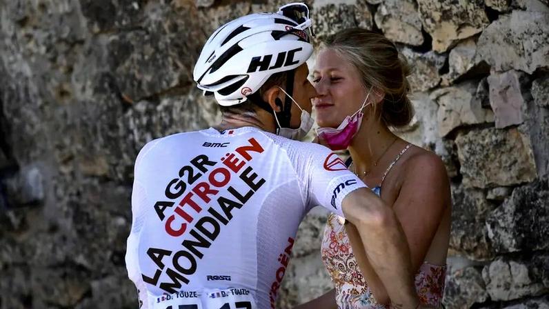 Damien Touzé com a mulher antes do arranque de uma prova