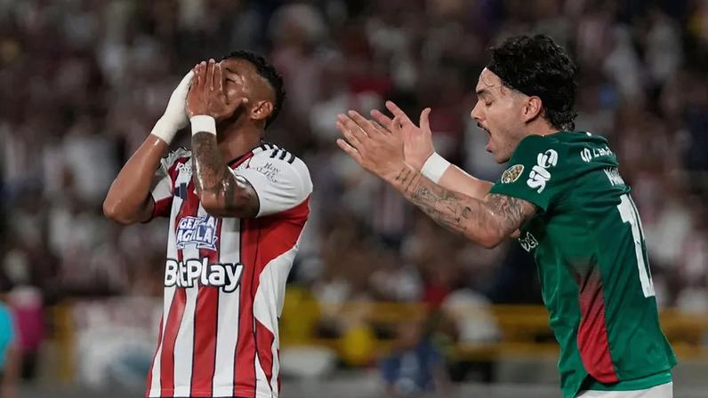 Os jogadores de Junior Barranquilla e Palmeiras reagem durante a partida