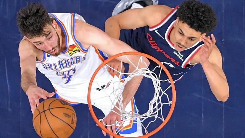 Chet Holmgren (à esquerda) anotou 30 pontos e 14 ressaltos