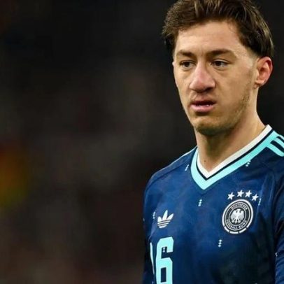 Angelo Stiller seguido por vários tubarões europeus