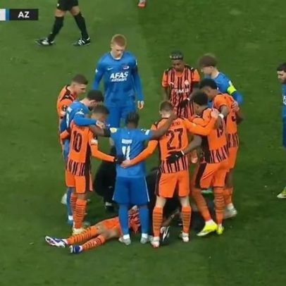 Jogador do Shakhtar fica imóvel após choque no pescoço